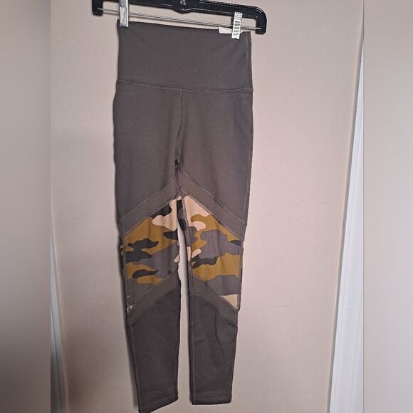 Aerie OFFLINE Hugger High Waist Camo Leggings. New with tags. - Picture 8 of 9